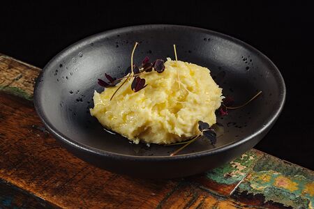 Картофельное пюре с сыром и трюфельным маслом