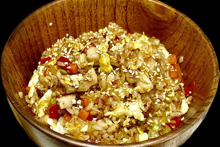 Тяхан с курицей, овощами и яйцом