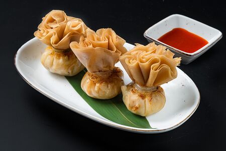 Жареные мешочки с креветками