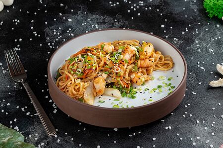 Лапша яичная с морепродуктами в устричном соусе