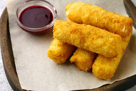 Сырные палочки с ягодным соусом