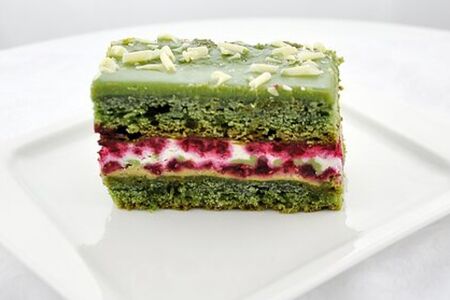 Пирожное фисташковое с малиной