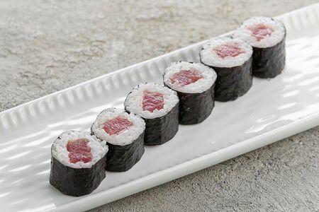 Ролл с тунцом