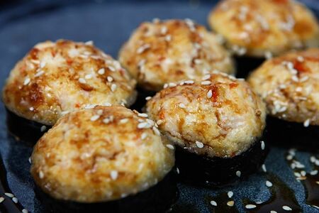 Запеченный ролл с креветкой и крабом