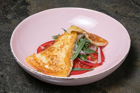 Салат с жареным сулугуни, томатами и тархуном