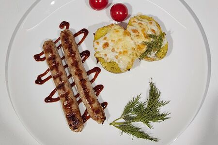 Колбаски гриль с картошечкой по-деревенски