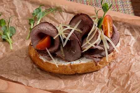 Брускетта с ростбифом