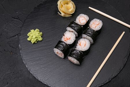 Классический ролл с креветкой