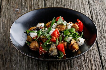 Салат с хрустящим баклажаном в азиатском стиле