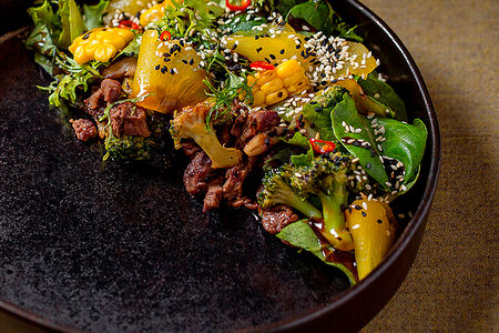 Салат с говяжьей вырезкой по-азиатски