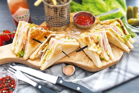 Клаб-сэндвич с копченой курицей и ветчиной