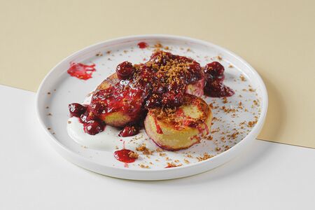 Сырники из тофу с веган сметаной и домашним вишневым вареньем