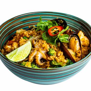 Вок Рис с морепродуктами в соусе шрирача