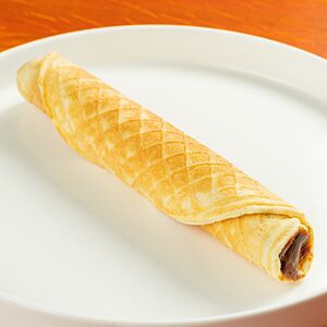 Вафельная трубочка с вареной сгущенкой