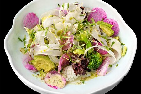 Зелёный боул-салат с кальмаром