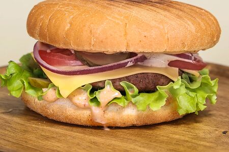 Бургер с говяжьей котлетой