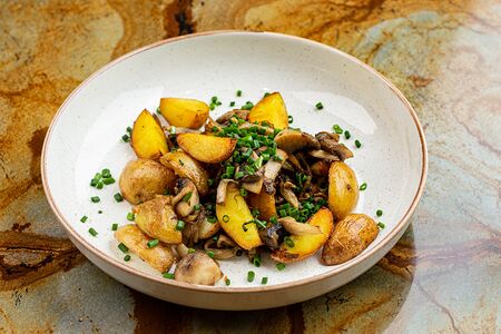 Картофель с белыми грибами