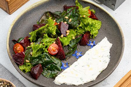 Салат со свеклой и мягким сыром