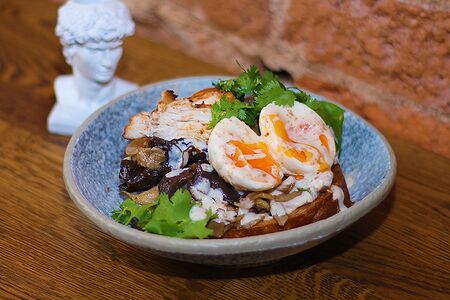 Бриошь с грибами, курицей и яйцом