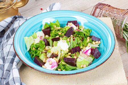 Салат с печеной свеклой и творожным сыром