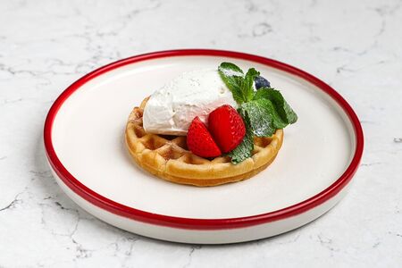 Вафля с сырным кремом и ягодами