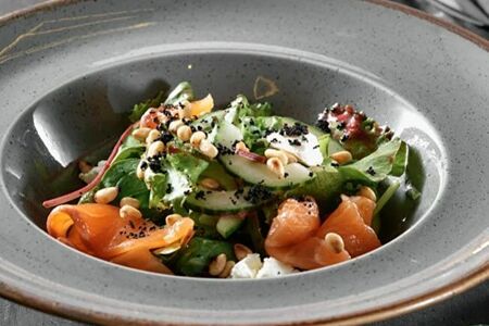 Салат с лососем, оливками и кедровыми орешками