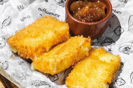 Жареный сыр с инжирным вареньем