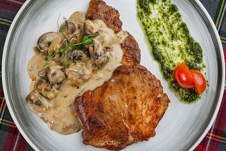 Cвинoй стейк с овощами гриль