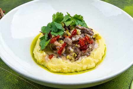 Бефстроганов из мраморной телятины с солеными огурцами