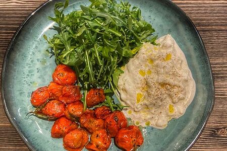 Салат Горячий Капрезе с фермерским сыром страчателла