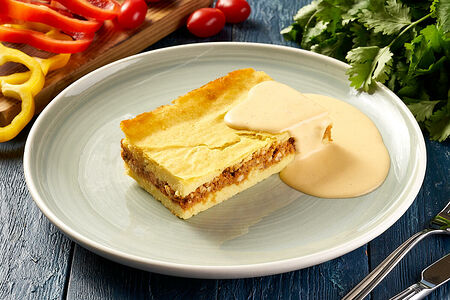 Картофельная запеканка с мясным фаршем и сырным соусом