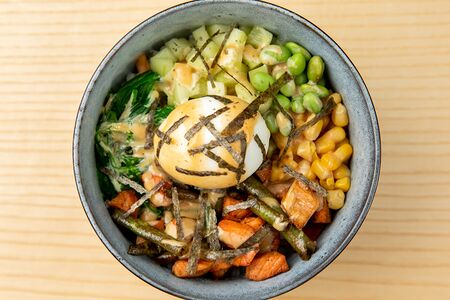 Поке с жареным лососем и яйцом