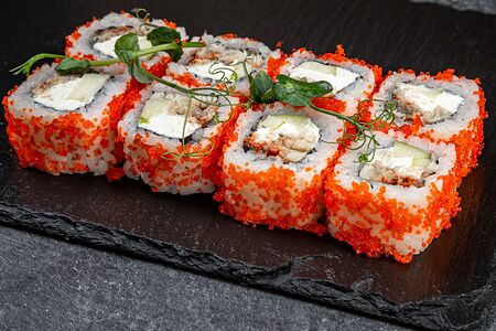 Калифорния с угрем и зеленым яблоком