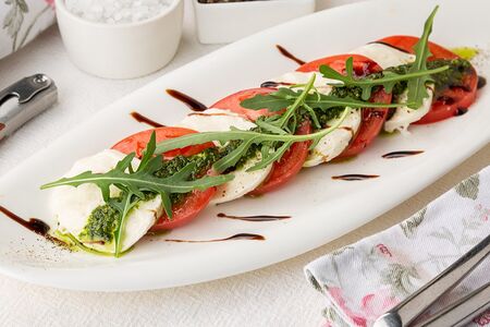 Моцарелла с томатами