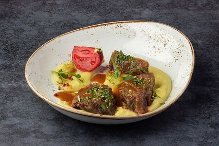 Говяжьи щёчки с картофельным пюре