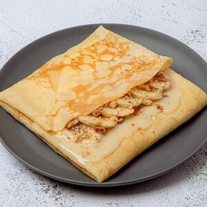 Блин с бананом, сгущёнкой и грецким орехом