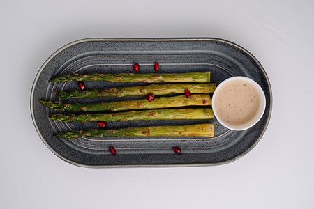 Спаржа на мангале с орехово-кунжутным соусом