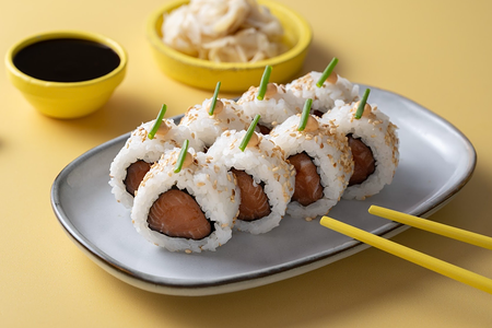 Ролл с лососем и спайси