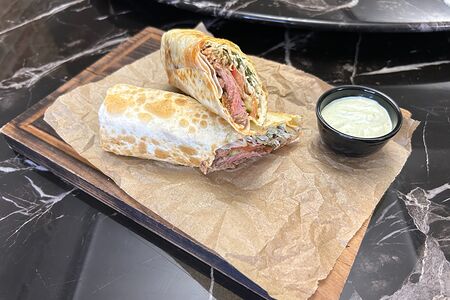 Фирменный ролл с брискетом