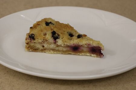 Пирог яблоко со смородиной