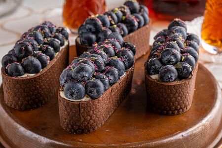 Шоколадный тарт с голубикой