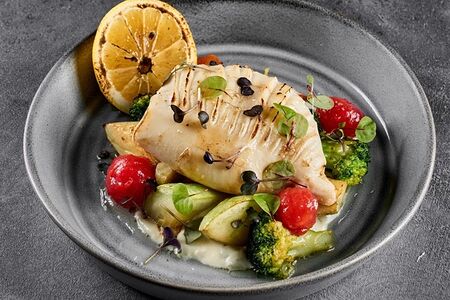 Стейк из кальмара с овощами