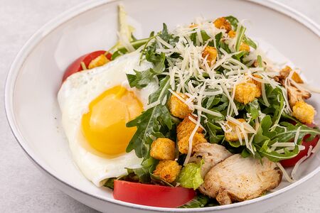 Салат Цезарь с курицей