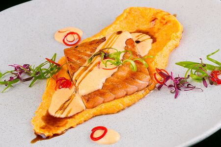 Филе лосося с морковно имбирным пюре