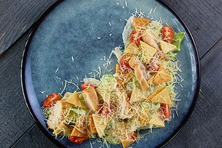 Цезарь с бёдрышком цыпленка гриль