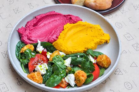 Тарелка с хумусом