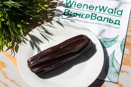 Эклер шоколадный