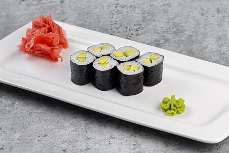 Ролл классический с авокадо