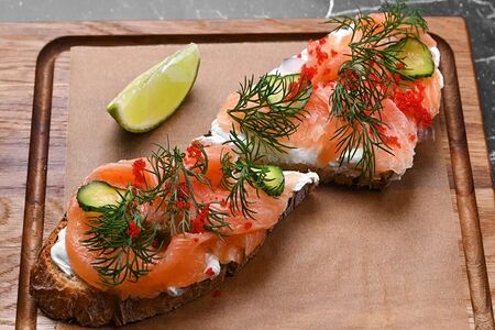 Брускетта с лососем