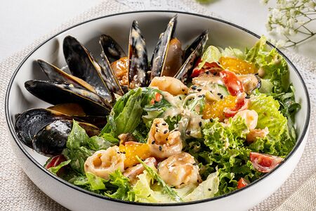 Тёплый салат с морепродуктами
